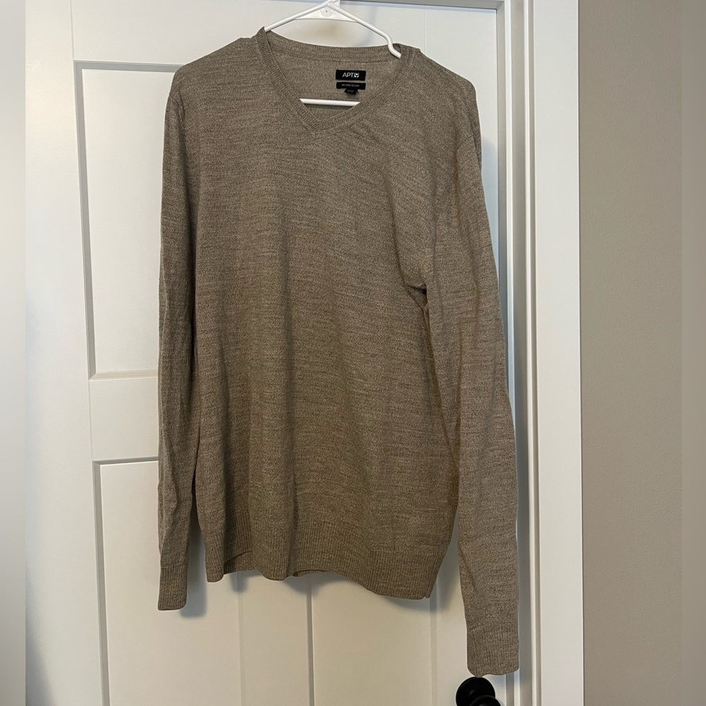 Apt. 9 Men's V-Neck Tan Sweater